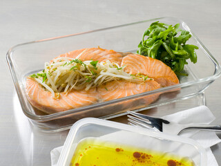 Fuente de salmón con brotes de soja. Salmon platter with bean sprouts