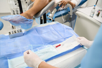 Obraz premium Cropped of doctor opening drop counter for pregnant woman patient