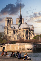 La cathédrale Notre-Dame de Paris et sa flèche - obrazy, fototapety, plakaty