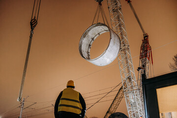 Nocna praca przy załadunku maszyn © rozentuzjazmowany