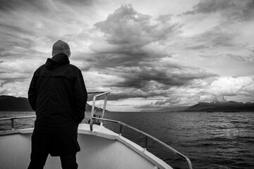 Marinero navegando por el canal de Beagle, parado en Proa y mirando el horizonte © Javier