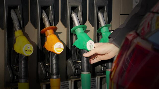 &agrave; la station essence quelqu'un fait le plein de remplissage de carburant diesel ou sans plomb de sa voiture