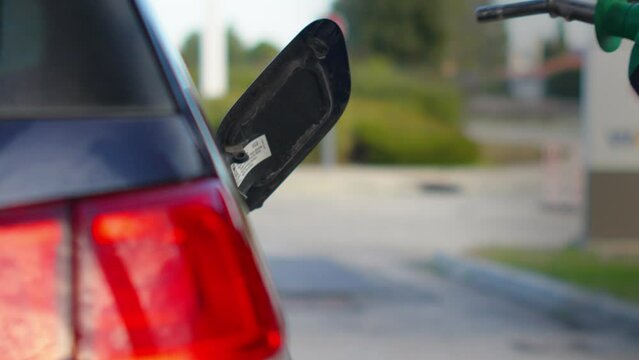 &agrave; la station essence quelqu'un fait le plein de remplissage de carburant diesel ou sans plomb de sa voiture