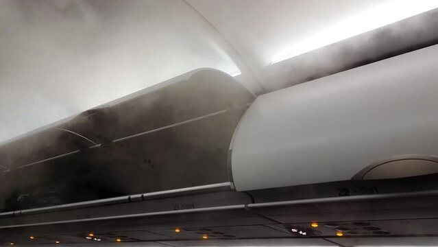 Aircraft cabin mist air vapor condensation due to differences of temperature between cabin and outside