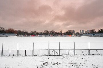 Stadion Olimpijka w Warszawie przy ulicy Górczewskiej zimą. Widok z boiska piłkarskiego na...