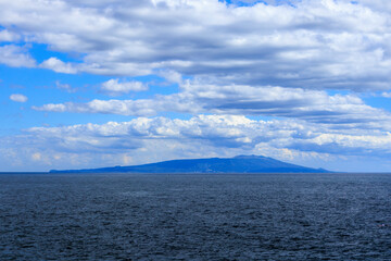 伊豆諸島の大島など。
伊豆急行線の車窓から見る美しい海と伊豆諸島の島影。

静岡県伊豆半島。
2023年10月21日撮影。

The beautiful sea and the shadows of the Izu Islands seen from the windows of the Izu Kyuko Line.

Izu Peninsula, Shizuoka, Japan,
