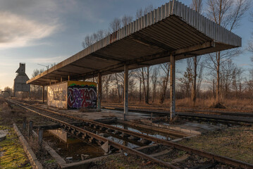 Opuszczona Stacja kolejowa Odolany. Budynek Stacji kolejowej Odolany zdewastowany opuszczony wymalowany w graffiti  - obrazy, fototapety, plakaty