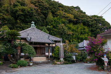 Fototapeta na wymiar 長楽寺 古くからの歴史あふれる下田の町並み。静岡県伊豆半島下田市。 2023年10月21日撮影。The streets of Shimoda are full of history from long ago. 