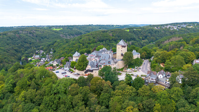 Schlo&szlig; Burg bei Solingen und Wermelskirchen im Bergischen Land von S&uuml;den gesehen