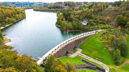 Luftbild der der Lingesetalsperre und Staumauer im Bergischen Land, Deutschland - obrazy, fototapety, plakaty