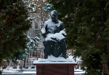 Posąg siedzącego człowieka w parku