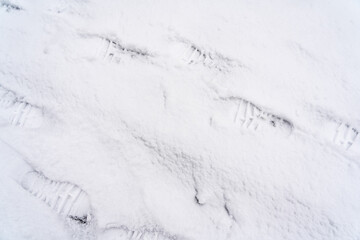 Fototapeta na wymiar traces de pas dans la neige