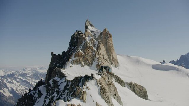 vue a&eacute;rienne drone de l'Aiguille du Midi dans le massif du Mont Blanc avec ciel bleu et sommets enneig&eacute;s