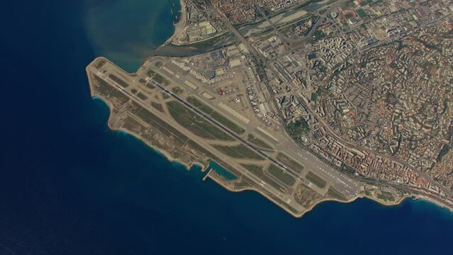 vue a&eacute;rienne large de l'a&eacute;roport de Nice en France sur la c&ocirc;te d'Azur &agrave; proximit&eacute; de Monaco