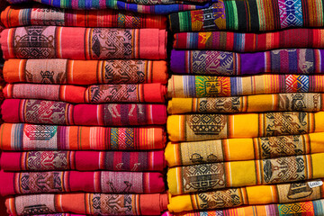 Aguayo, mantel tejido en telar artesanal, con colores vivos