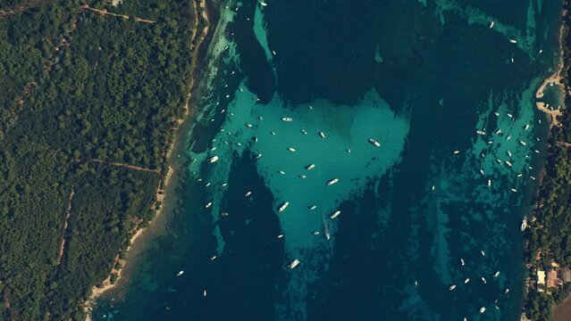 Topshot vue satellite des yachts et bateaux amarr&eacute;s entre les &icirc;les de L&eacute;rins, mer couleur bleue turquoise, la m&eacute;diterran&eacute;e en France