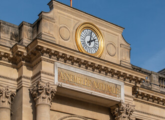 Le fronton de l'assemblée nationale à Paris, France