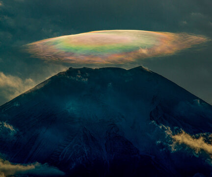 富士山と笠雲の彩雲
