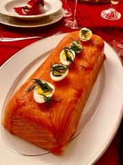 Delicioso pastel de salmón adornado