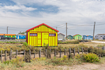 Cabanes multicolores du site ostr&eacute;icole de Fort-Royer, sur l'&icirc;le d'Ol&eacute;ron, Charente-Maritime