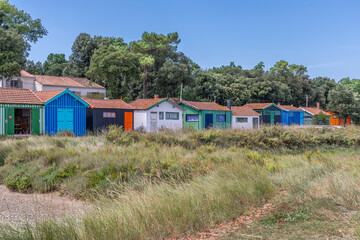 Fototapeta na wymiar Cabanes multicolores du site ostréicole de Fort-Royer, sur l'île d'Oléron, Charente-Maritime