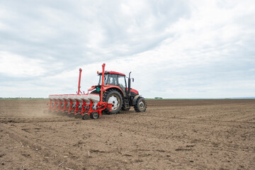 Obraz premium Sowing crops at agricultural fields in spring