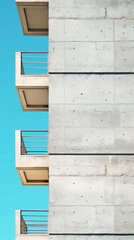 Arquitectura brutalista, minimalista, de hormigón visto con formas geométricas monocromáticas
