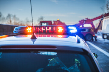 Die Autobahnpolizei sichert eine Unfallstelle mit Blaulicht...20.01.2024
