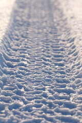 Reifenspur im Schnee