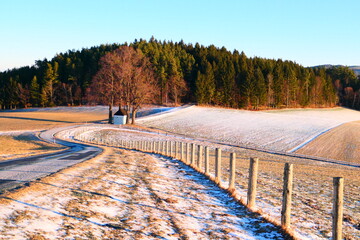 Landstraße durch winterliche Felder