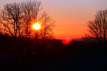 Fototapeta premium untergehende SonneSonne, bucklige Welt