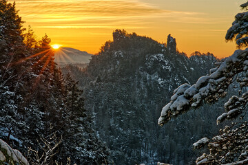 Winterlicher Blick zu den Honigsteinen insbesondere den Felsen der Lokomotive