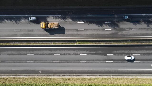 v&eacute;hicules roulant sur 4 voies vue de drone 