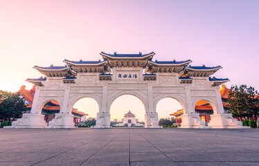 Obraz premium Liberty Square Arch in Chiang Kai-Shek Memorial Hall with sunrise background. The meaning of the Chinese texts on plaque is 