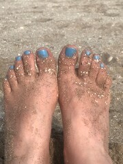 pies descalzos de una mujer en la playa