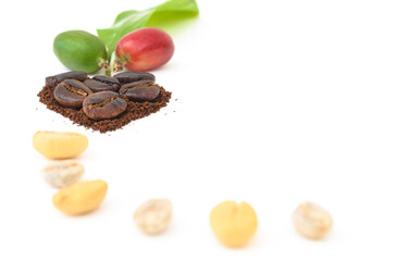 Fanático del café. Pasión por el café. Granos tostados y molidos en forma de corazón con cerezas, semillas y hoja del cafeto sobre superficie blanca. Día Internacional del Café.   