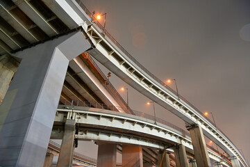 雨に濡れるインターチェンジ