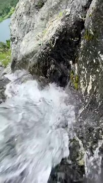 Corriente de agua hacia un hermoso lago