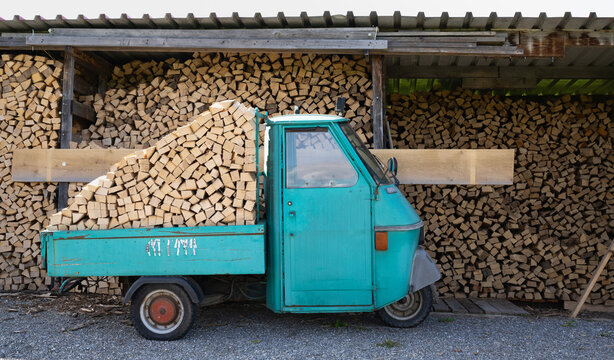 Ape Piaggio, Kleintransporter mit Brennholz beladen