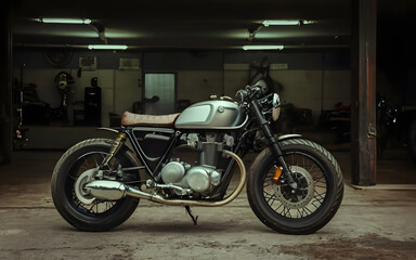 Obraz na płótnie Canvas motorcycle on the garage