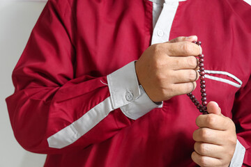 muslim holding prayer beads