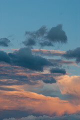 Obraz premium Multi-Colored Clouds in a Dramatic Sky at Sunset