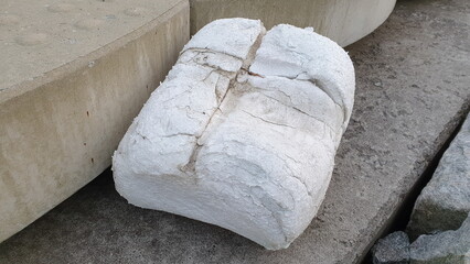 불법적으로 버려져 오랫동안 방치된 '부표'.
A ‘buoy’ that was illegally abandoned and left abandoned for a long time.