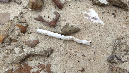 불법적으로 버려져 오랫동안 방치된 '담배 꽁초'.
‘Cigarette butts’ that have...