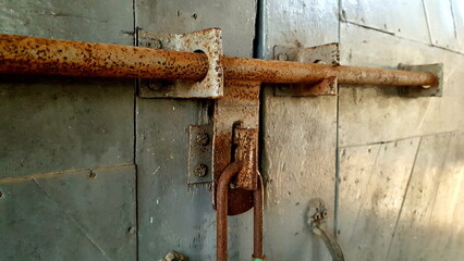 굳게 잠긴 세월이 얼마인지 짐작되지 않는 '자물쇠'.
A ‘lock’ that makes it hard to guess how many years it has been locked. - obrazy, fototapety, plakaty