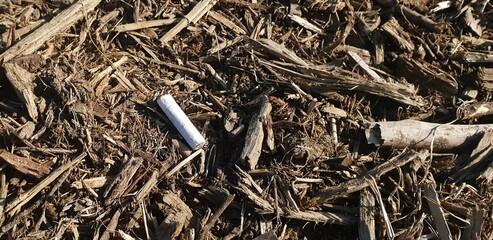 불법적으로 버려져 오랫동안 방치된 '담배 꽁초'.
‘Cigarette butts’ that have...