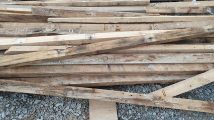 이 '목재더미'는 불법적으로 투기되어 오랫동안 버려져 있었습니다.
This 'lumber pile' was illegally dumped and left abandoned for a long time.