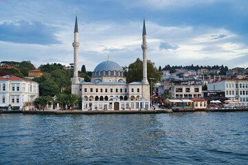 Fototapeta na wymiar Hamidi Evvel Mosque seen from bosporus Cruise in Istanbul,Turkey