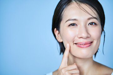 Naklejka premium 肌の状態を確かめる女性