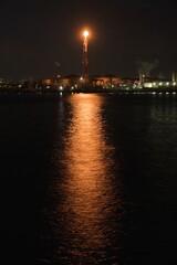 海の向こうに見える工場夜景